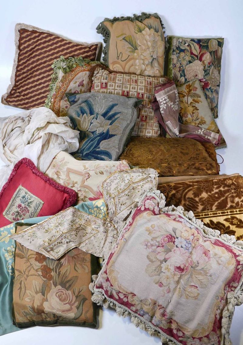 Lotto di tessuti e numerosi cuscini antichi  - Asta Dipinti e Tappeti Antichi, Arte Orientale e Ceramiche Europee | Asta a Tempo - Cambi Casa d'Aste