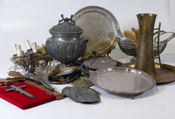 Lotti misto di oggetti in metallo tra cui due salver, due crocifissi, un cestino traforato, un set da toilette, due applique e altro