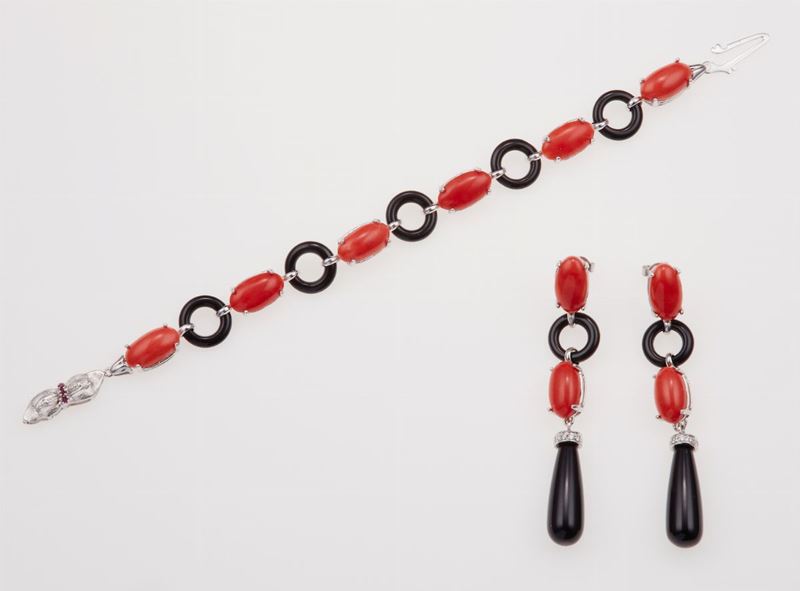 Demi-parure composta da bracciale ed orecchini con corallo, onice e diamanti  - Auction Fine Coral Jewels - II - Cambi Casa d'Aste