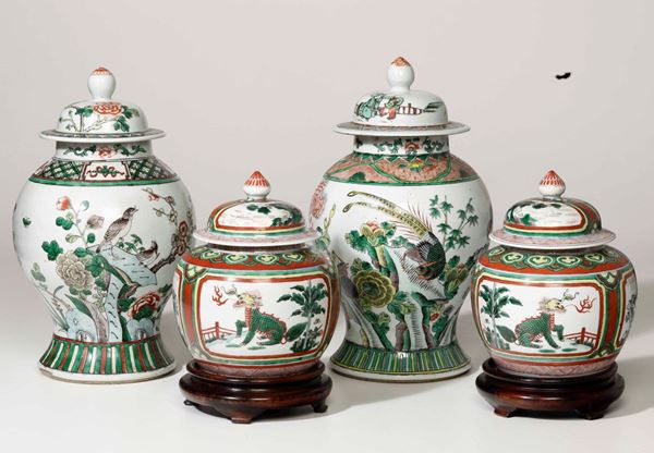 Lotto composto da due coppie di potiches in porcellana nei color della Famiglia Verde raffiguranti soggetti naturalistici, Cina, Dinastia Qing, XIX secolo