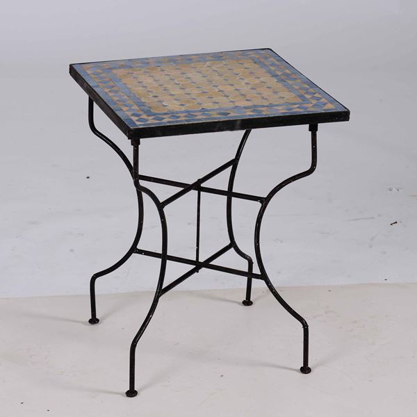 Piccolo tavolino con base in ferro e piano in terracotta