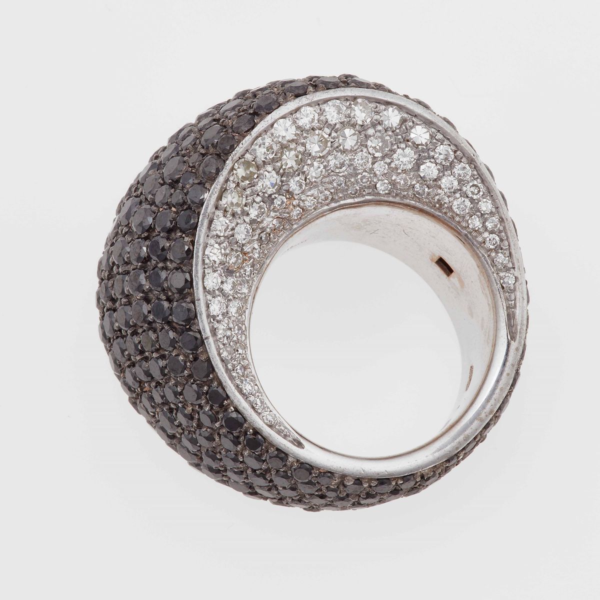Vhernier. Anello Pirouette con Pavé di Diamanti Bianchi e Neri