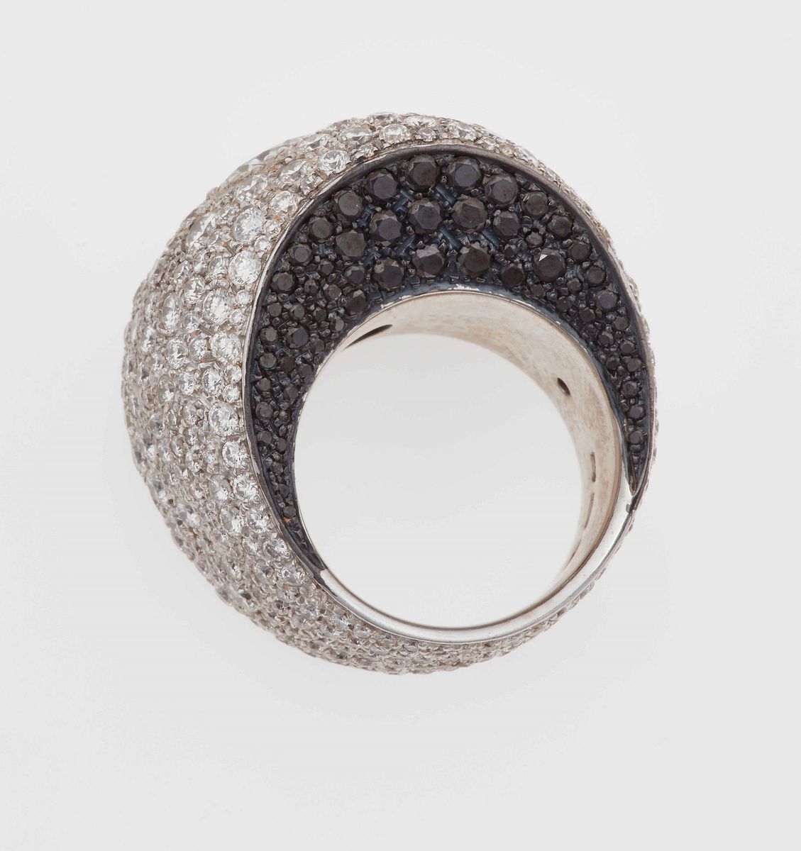 Vhernier. Anello Pirouette con Diamante di Vecchio Taglio Centrale e Pavé di Diamanti Bianchi e N...