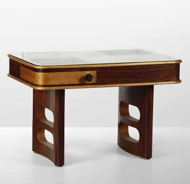 Tavolo basso con struttura e sostegni in legno, piano in cristallo specchiato.  - Auction Design - Cambi Casa d'Aste