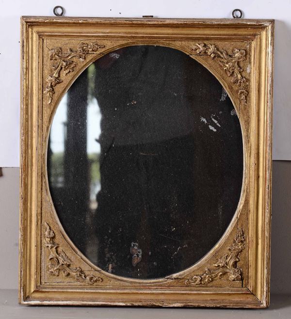 Specchiera con cornice dorata