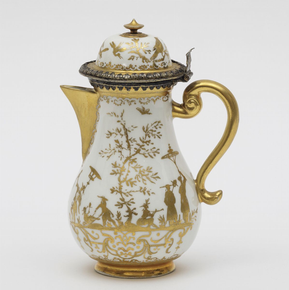 Caffettiera Meissen, 1720 Circa (porcellana) Augsburg, Bottega dei Seuter, 1725 Circa (decorazion...