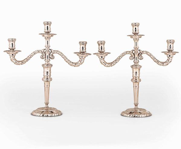 Coppia di candelabri in argento a tre fiamme modello “San Marco”. Argenteria artistica veneta del XX secolo, argentiere Luigi Calegaro
