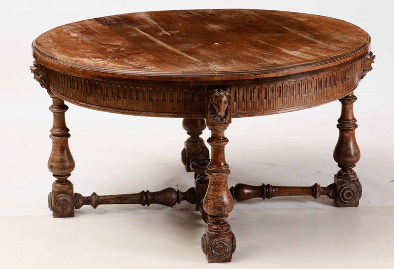 Tavolo circolare in noce intagliato, XIX secolo  - Asta Antiquariato Selected | Asta a Tempo - Cambi Casa d'Aste