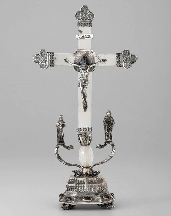 Croce in argento fuso e cesellato e cristallo di Rocca molato e cabochon. Oreficeria neogotica. Germania o Austria XIX secolo