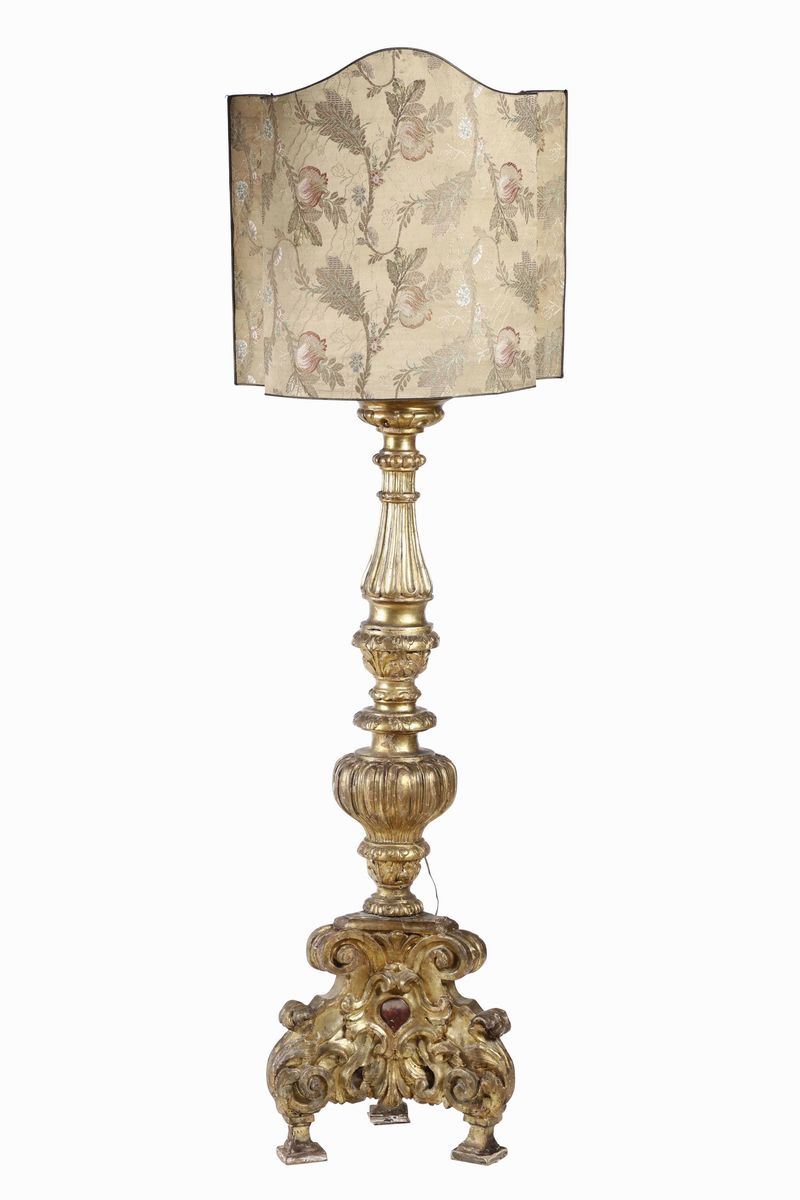 Candeliere in legno intagliato, tornito e dorato, XVIII secolo  - Asta Importanti Sculture, Arredi e Oggetti d'Arte - Cambi Casa d'Aste