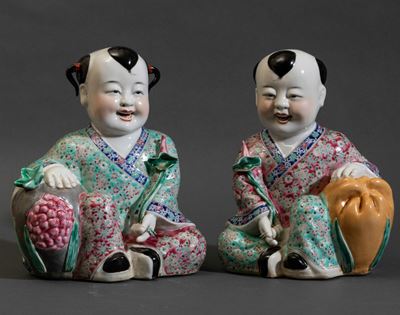 Due Figure di Fanciulli Seduti in Porcellana Famiglia Rosa con Melograno e Fiore, Cina, Repubblic...