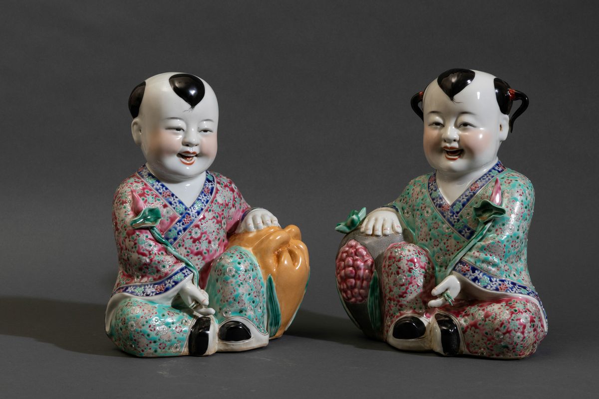 Due Figure di Fanciulli Seduti in Porcellana Famiglia Rosa con Melograno e Fiore, Cina, Repubblic...