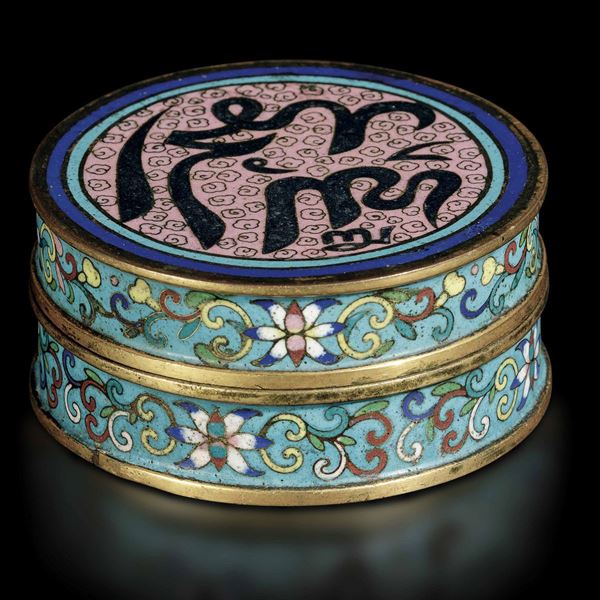 Rara scatola cilindrica a smalti cloisonnè con caratteri arabi sul coperchio e decori floreali, Cina, Dinastia Ming, XVII secolo