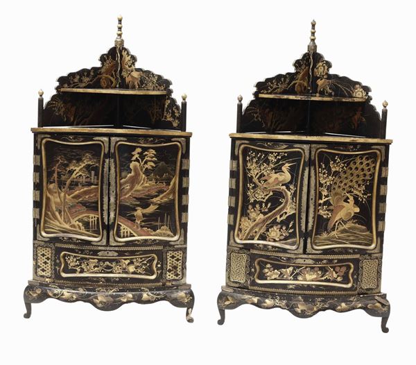 Coppia di angoliere a due ante in legno ebanizzato e dorato a chinoiseries, Inghilterra XIX secolo
