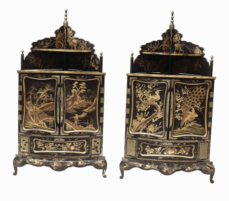 Coppia di angoliere a due ante in legno ebanizzato e dorato a chinoiseries, Inghilterra XIX secolo  - Asta Importanti Sculture, Arredi e Oggetti d'Arte - Cambi Casa d'Aste