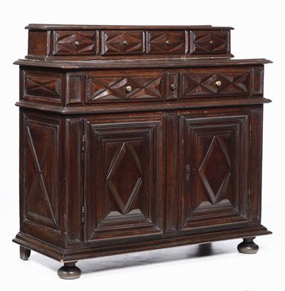 Credenza piemontese in stile seicentesco con elementi antichi