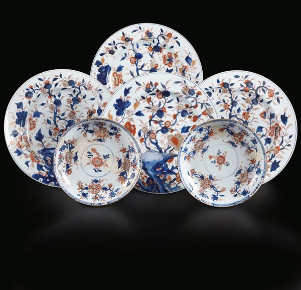 Quattro piatti in porcellana Imari con soggetti naturalistici e decori floreali, Cina, Dinastia Qing, epoca Kangxi (1736-1796)