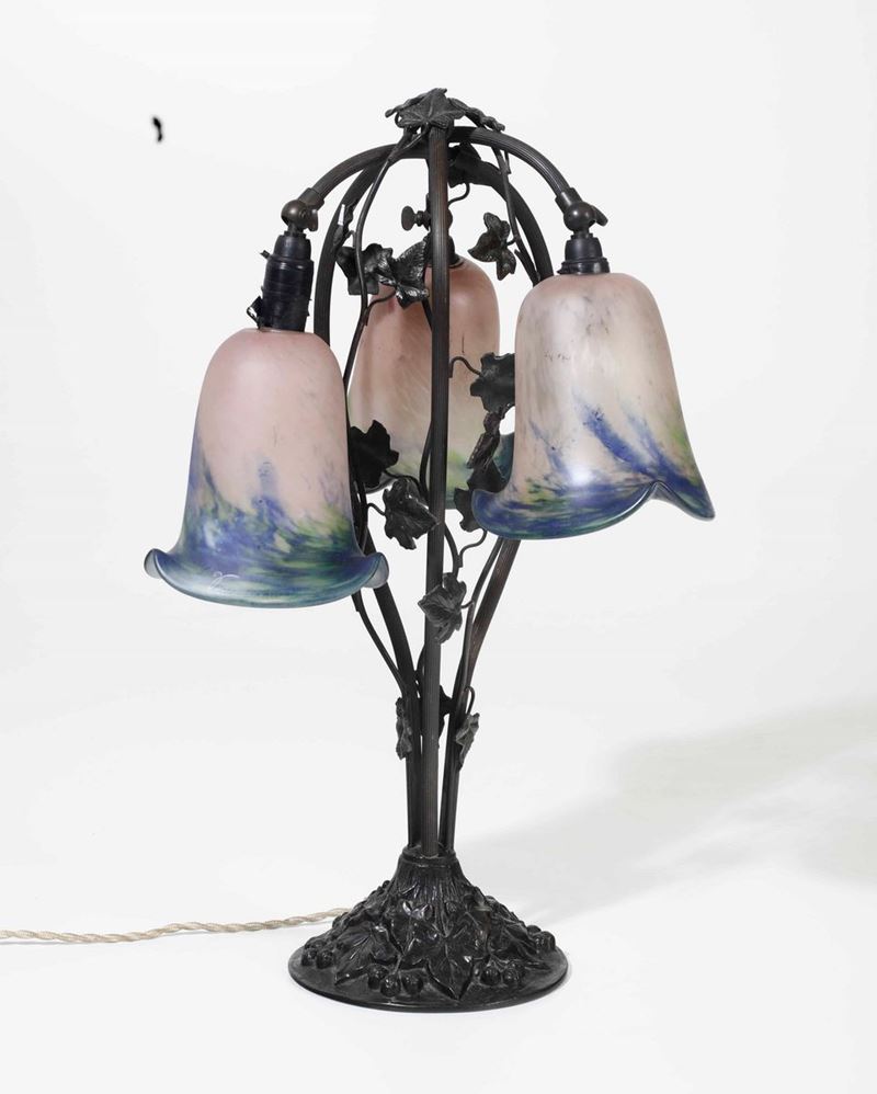 Lampada francese Liberty in metallo sbalzato, diffusori in vetro. XX secolo  - Auction Fine Art September | Timed Auction - Cambi Casa d'Aste