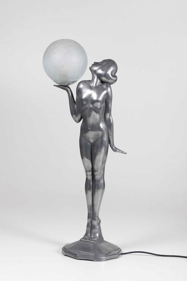 Lampada da tavolo in metallo a guisa di figura femminile, XX secolo
