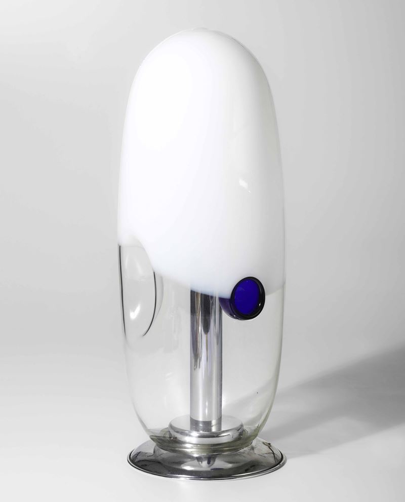 Lampada da tavolo con struttura in metallo cromato e diffusore in vetro di Murano.  - Auction Design Lab - Cambi Casa d'Aste