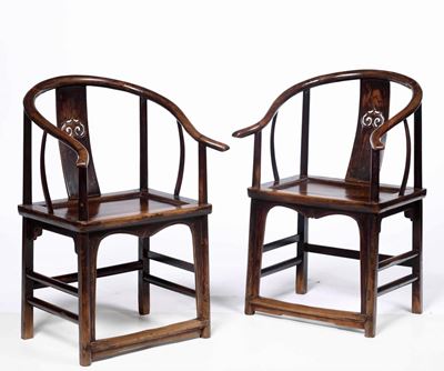 Coppia di Sedie in Legno con Schienale Decorato con Motivo a Testa di Ruyj a Traforo, Cina, Dinas...