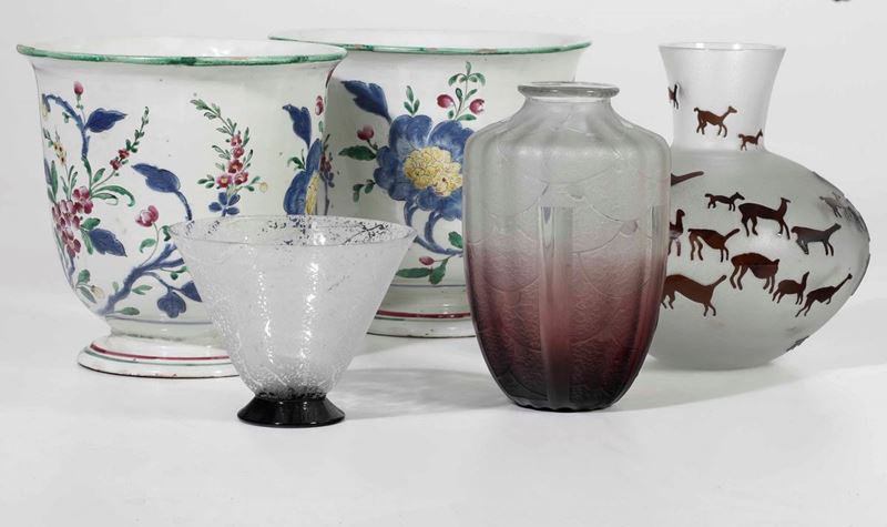 Lotto di vasi in vetro e porcellana, XX secolo  - Asta Antiquariato Settembre | Asta a Tempo - Cambi Casa d'Aste