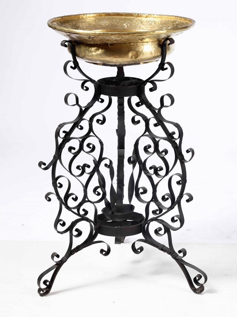 Portavaso in metallo con catino in ottone, XIX-XX secolo  - Asta Antiquariato Settembre | Asta a Tempo - Cambi Casa d'Aste