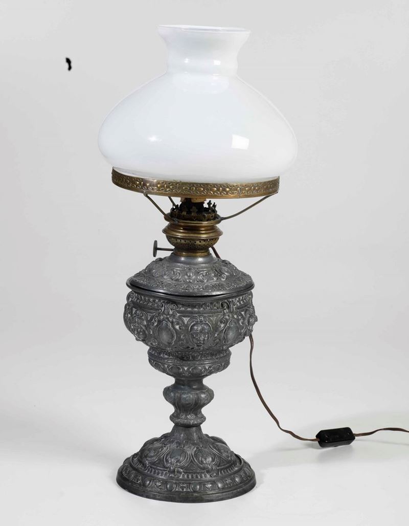 Lampada da tavolo in metallo e vetro opalino, XX secolo  - Asta Antiquariato Settembre | Asta a Tempo - Cambi Casa d'Aste