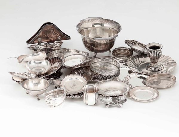 Insieme di oggetti in argento tra cui piattini, coppette e posaceneri, XX secolo