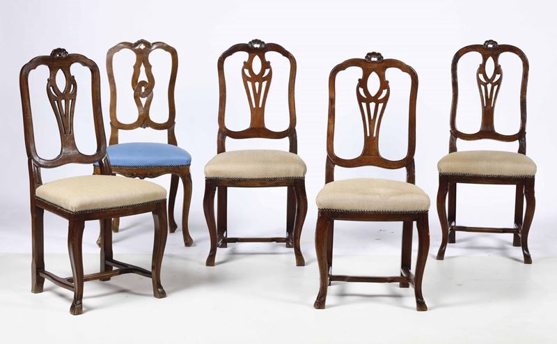 Cinque sedie in noce di cui quattro uguali, XIX secolo  - Asta Asta a Tempo | Antiquariato Ottobre - Cambi Casa d'Aste