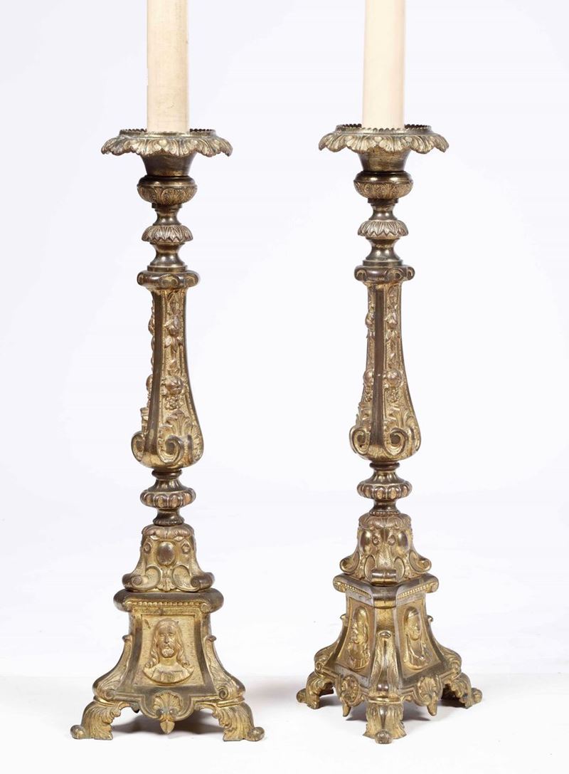 Coppia candelieri in metallo dorato, XIX secolo  - Asta Antiquariato | Asta a Tempo - Cambi Casa d'Aste