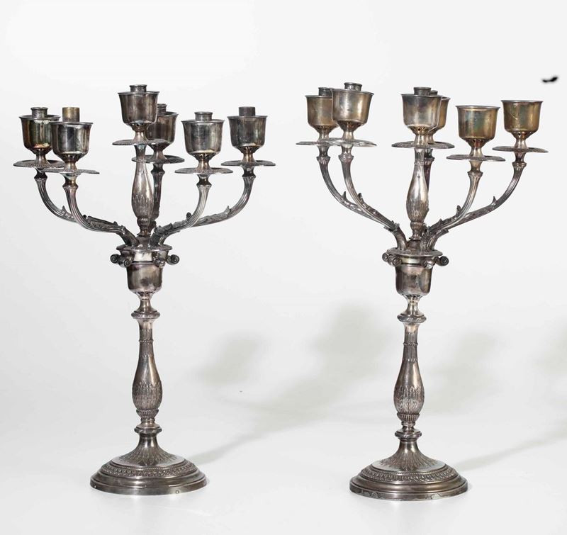 Coppia di candelabri in metallo argentato a cinque luci, XX secolo  - Asta Argenti e Object de Vertu | Asta a Tempo - Cambi Casa d'Aste