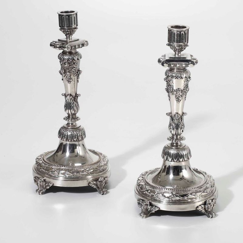 Coppia di candelieri in metallo argentato  - Asta Argenti e Object de Vertu | Asta a Tempo - Cambi Casa d'Aste