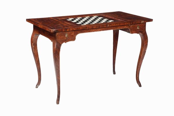 Tavolo da gioco Luigi XV interamente lastronato in palissandro e bois de rose, ebanisteria dell'Italia centrale XVIII secolo