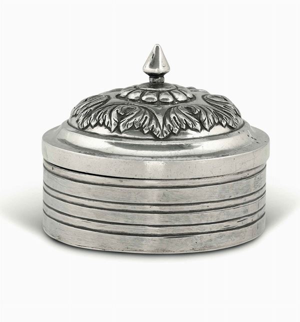 Scatola in argento fuso, sbalzato e cesellato, manifattura del XVIII secolo (apparentemente priva di punzonatura)