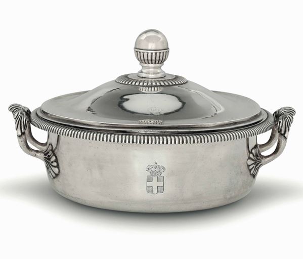 Paiola in argento fuso, sbalzato e cesellato. Torino XIX secolo, marchio di titolo con testa di toro in uso dal 1824 al 1872