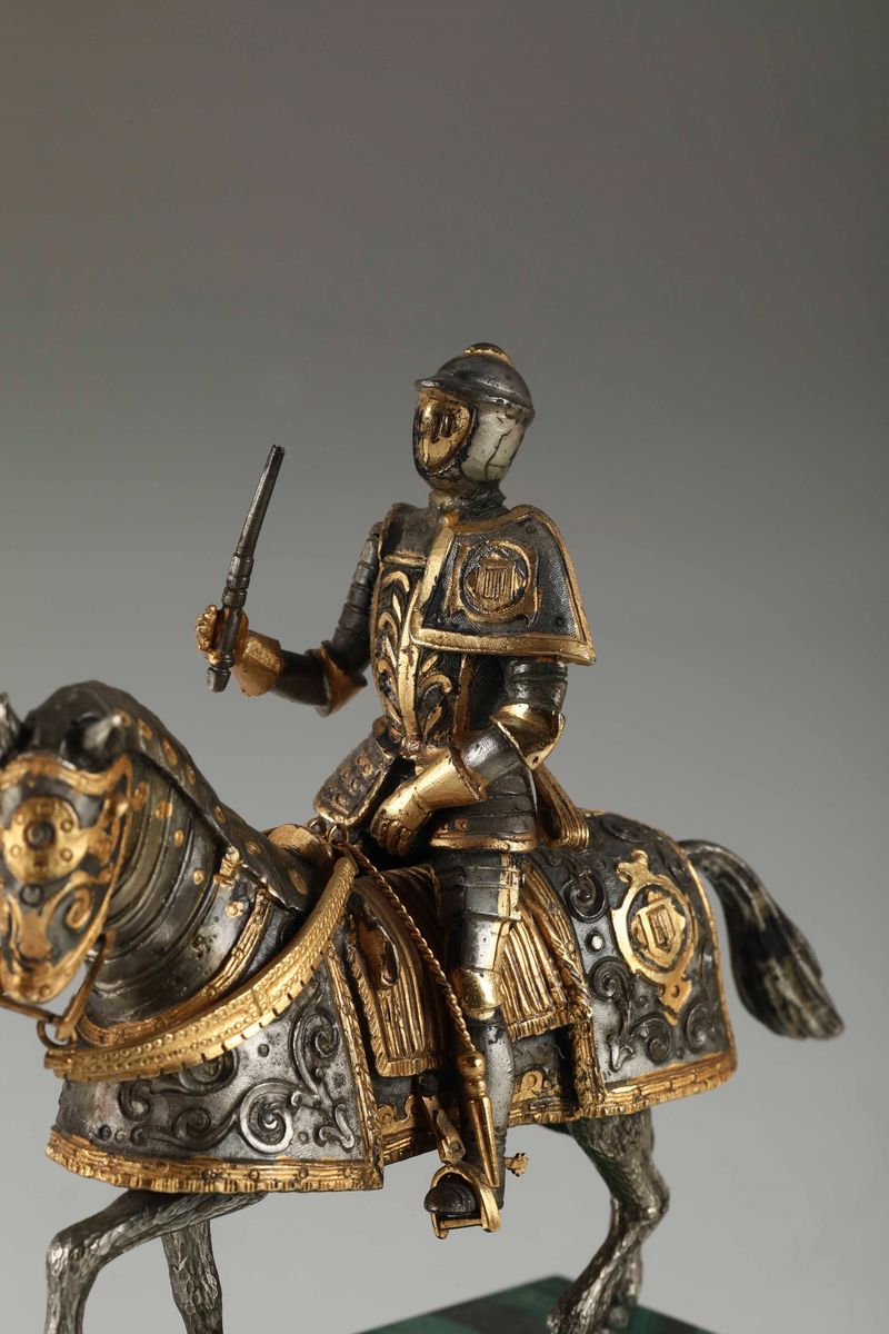 Cavaliere in Armatura in Argento e Argento Dorato su Base in Malachite. Argenteria Artistica Ital...