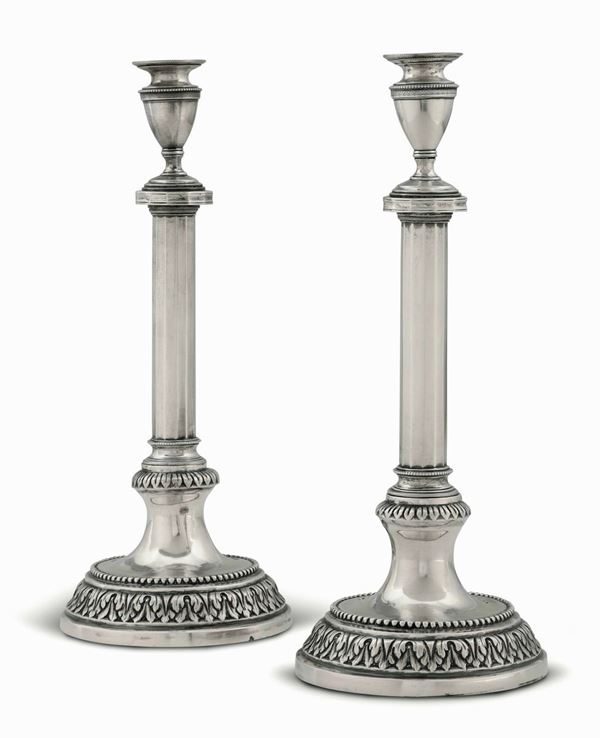 Coppia di candelieri in argento fuso, sbalzato e cesellato. Manifattura Toscana del XIX secolo, apparentemente privi di bollatura