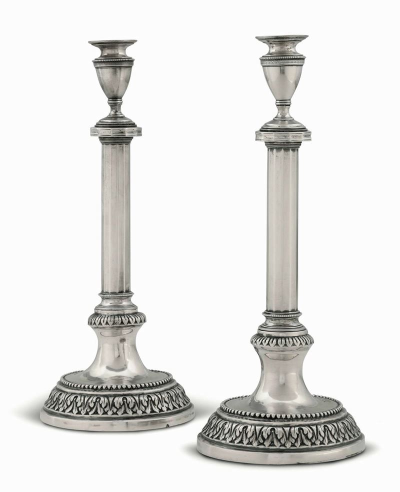 Coppia di candelieri in argento fuso, sbalzato e cesellato. Manifattura Toscana del XIX secolo, apparentemente privi di bollatura  - Asta Argenti da Collezione - Cambi Casa d'Aste