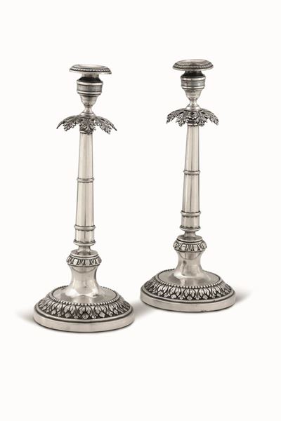 Coppia di Candelieri in Argento Fuso, Sbalzato e Cesellato. Manifattura Toscana del XIX Secolo, A...
