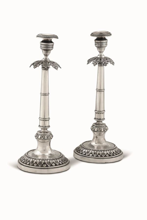 Coppia di candelieri in argento fuso, sbalzato e cesellato.  Manifattura Toscana del XIX secolo, apparentemente privi di bollatura