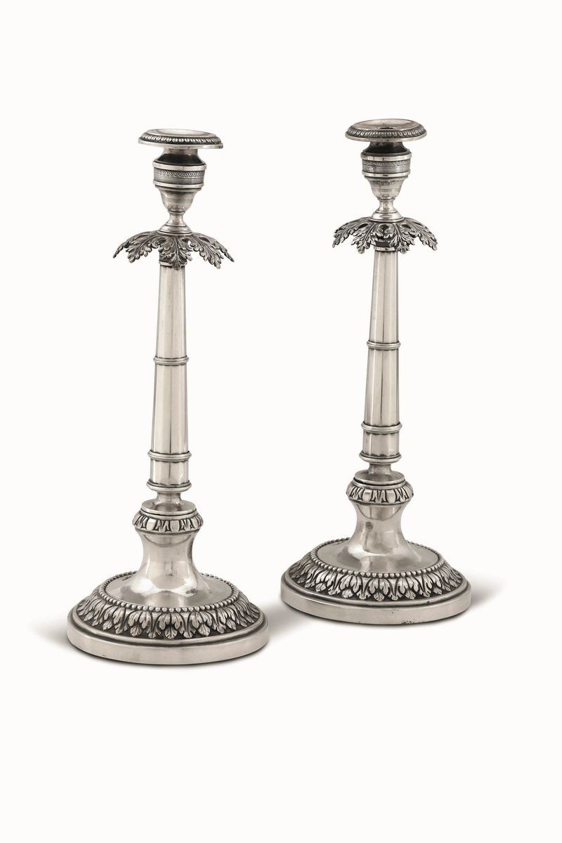Coppia di candelieri in argento fuso, sbalzato e cesellato.  Manifattura Toscana del XIX secolo, apparentemente privi di bollatura  - Asta Argenti da Collezione - Cambi Casa d'Aste