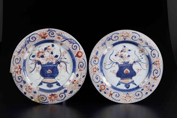 Coppia di piatti in porcellana Imari con soggetti naturalistici e decori floreali, Cina, Dinastia, epoca Kangxi (1662-1722)