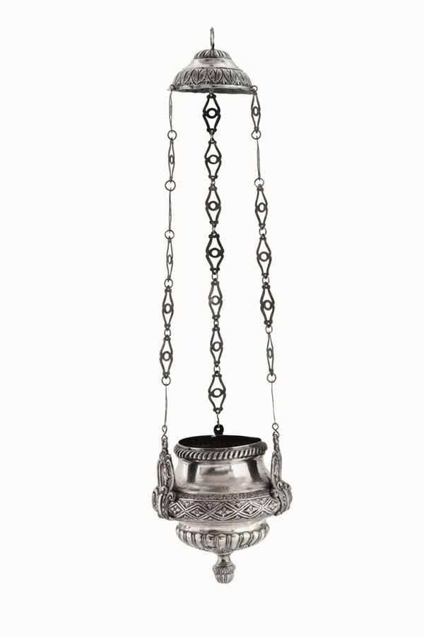 Lampada votiva in argento fuso, sbalzato e cesellato. Napoli, seconda metà del XIX secolo, bollo dell'argentiere Raffaele Sisino