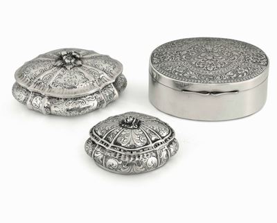 Gruppo di Tre Scrigni in Argento Fuso e Cesellato, Argenteria Artistica Italiana del XX Secolo. u...