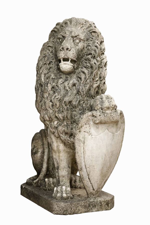 Coppia di monumentali leoni reggistemma. Marmo bianco. Scultore del XIX-XX secolo