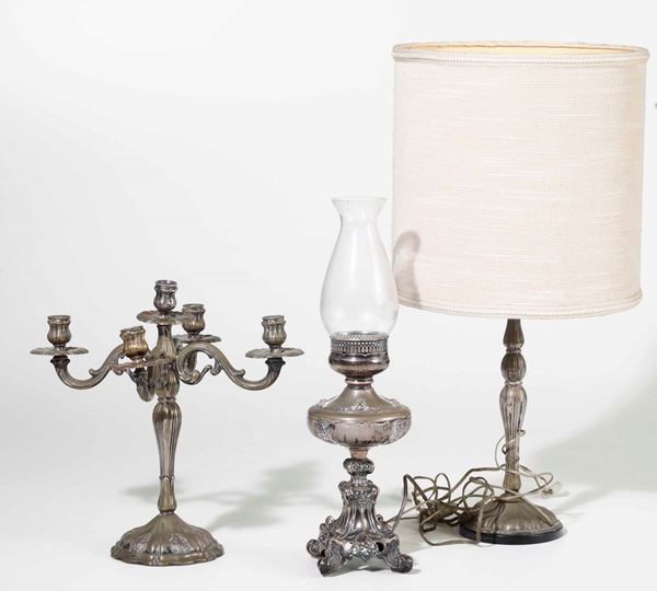 Insieme di due lampade e un candelabro in argento, Italia XX secolo