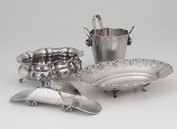Insieme di due centrotavola, portagrissini e secchiello in argento. Argenteria italiana del XX secolo