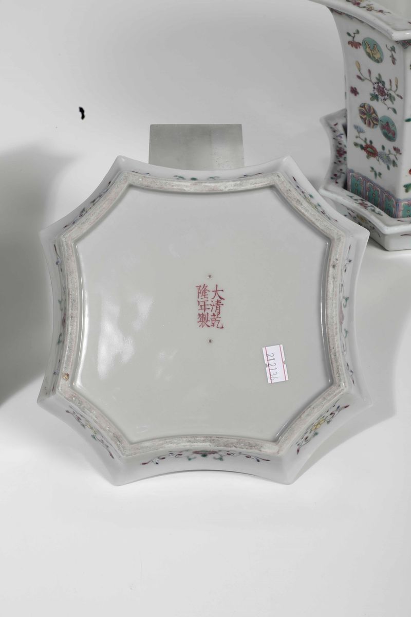 Coppia di Giardiniere in Porcellana Famiglia Rosa con Decori Floreali e Simboli Taoisti, Cina, Di...