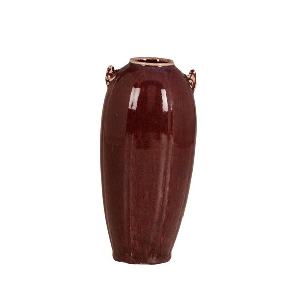 Vaso in porcellana monocroma sangue di bue e figure di rane a rilievo, Cina, Dinastia Qing, epoca Guangxu (1875-1908)